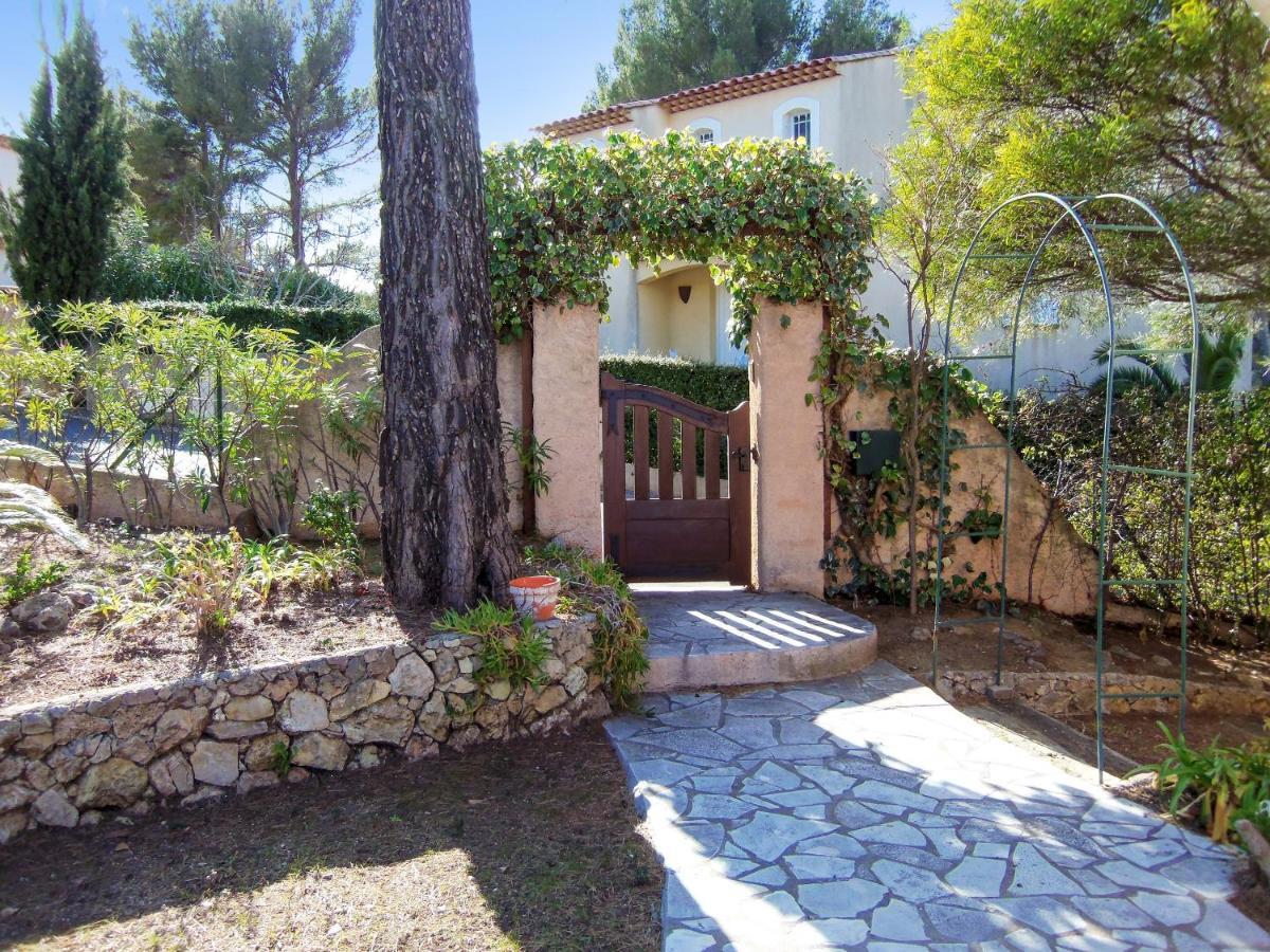Villa Avec Piscine A Saint-Raphael Et Vue Sur La Montagne Екстериор снимка